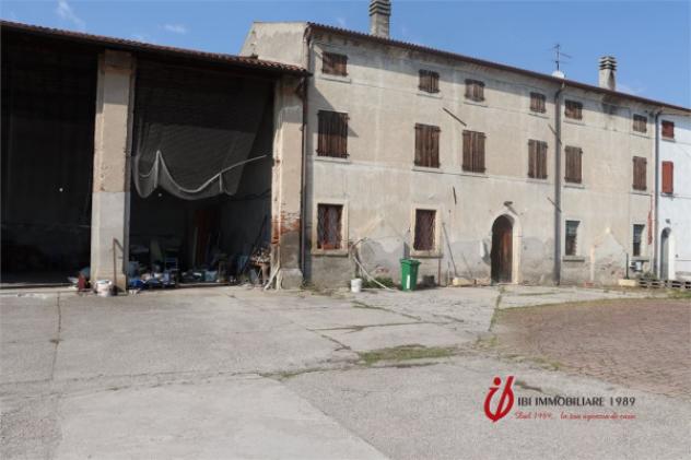 Rustico / Casale di 340 m² con più di 5 locali e box auto in vendita a Erbè - Foto 3
