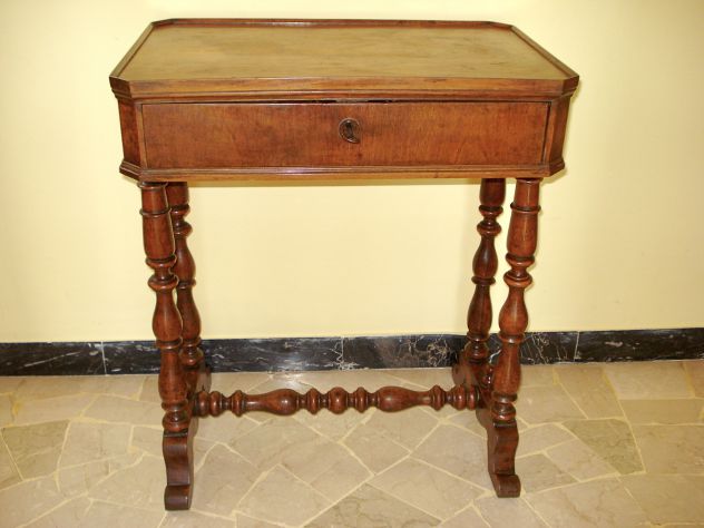 Mobiletto antico 800 Luigi Filippo in noce con magnifiche gambe tornite