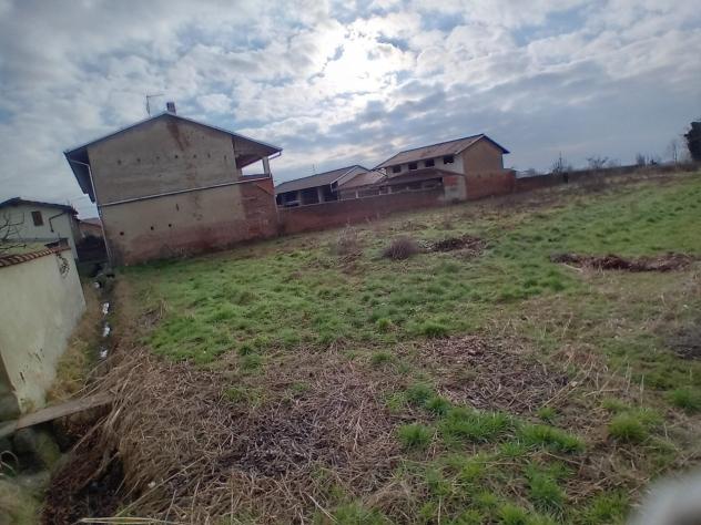 Posizionato nella zona sud rispetto al centro paese, terreno edificabile a forma rettangolare con possibilità di realizzare diverse unità abitative. L - Foto 3