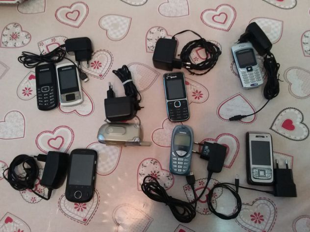7 Cellulari di qualche anno fa 4 FUNZIONANTI e 3 NO - Foto 2