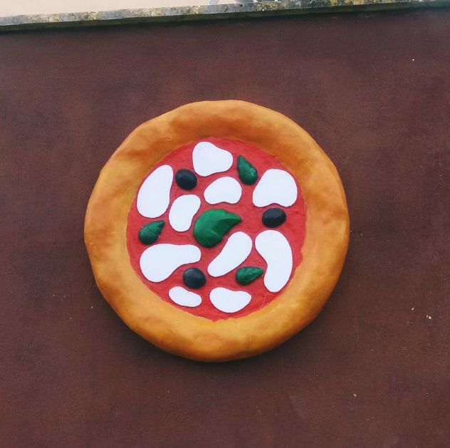 Insegna pubblicitaria: pizza in vetroresina a parete e totem a LUCCA - Foto 6