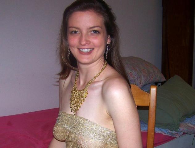 Donna di Giugliano in Campania, 33 anni. Fisico Normale Tel: