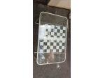 tavolo pieghevole in alluminio e vetro con serigrafata scacchiera