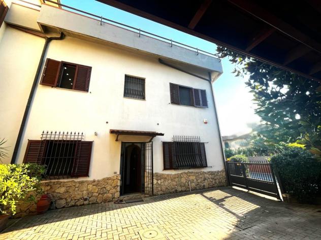 VILLINO di 6 vani e di 140 mq (CAMPI BISENZIO) rif. L1307_4
