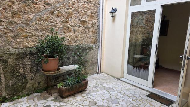 APPARTAMENTO di 4 vani e di 66 mq (PIETRASANTA) rif. P319