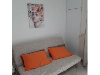 POMEZIA MONOLOCALE ARREDATO CON BALCONE / POSTO AUTO COPERTO