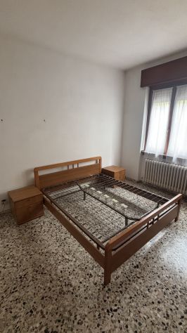 Letto matrimoniale con 2 comodini abbinati - Foto 3