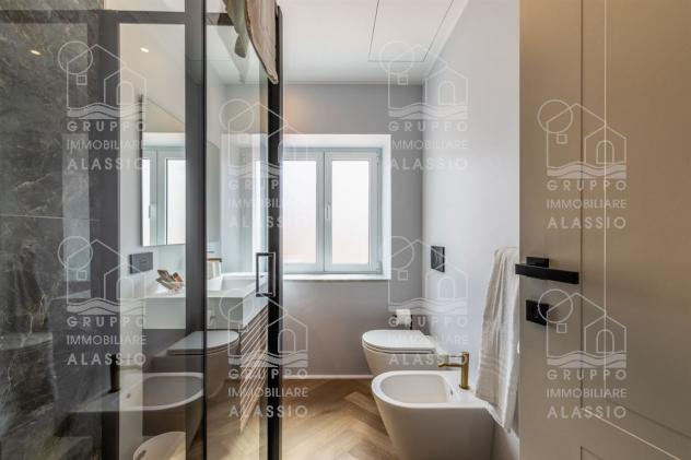 Attico fronte mare con terrazzo, solarium e posto auto – affitto annuale - Foto 17