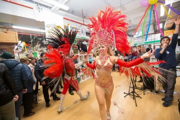 Deejay con Ballerini brasiliani per feste