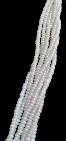 COLLIER MULTIFILO IN MICRO-PERLE E GRANDE PENDENTE DORATO EPOCA 1950-60. - Foto 6