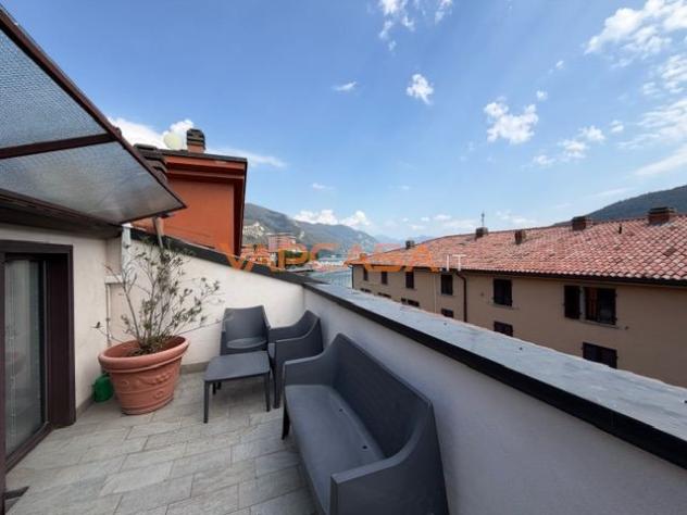 PARATICO – ULTIMO PIANO CON TERRAZZINO, PISCINA E SCORCIO LAGO - Foto 5