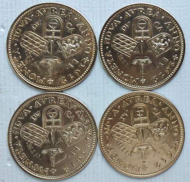 12 PIASTRE METALLICHE CON SIMBOLI DI VECCHIE MONETE - SOTTOBICCHIERI? - Foto 3