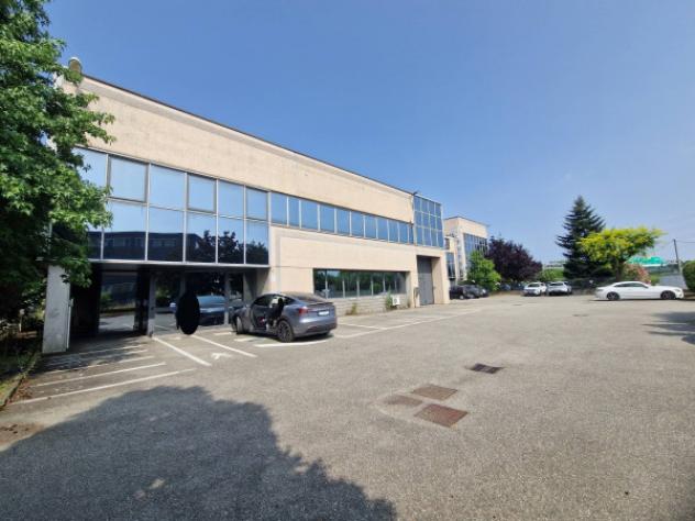 Immobile di 1400 m² con più di 5 locali in affitto a Rho