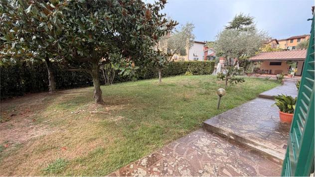 VBF PORC 16 - VILLA ANGOLARE DI GENEROSA METRATURA LIBERA SU TRE LATI CON GIARDINO E POSTI AUTO - Foto 12