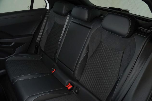 Volkswagen T-Roc 1.5 eTSI DSG R-Line 150CV - Foto 9