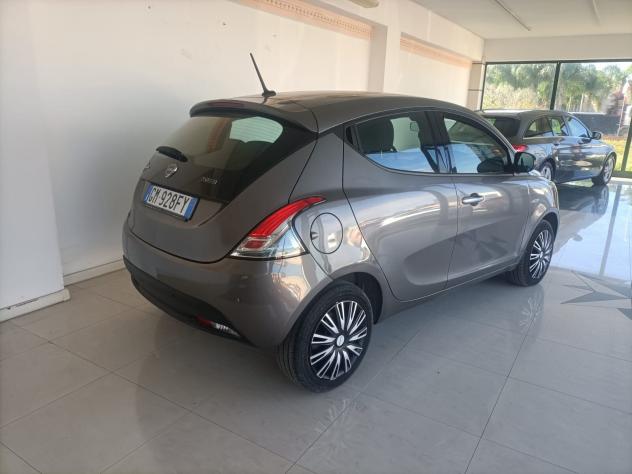 Lancia Ypsilon 1.0 Fire 2023 Hybrid Gold - Foto 2
