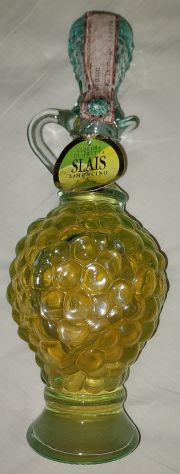 Bottiglia di Limoncino Slais, in vetro a forma di grappolo d'uva.