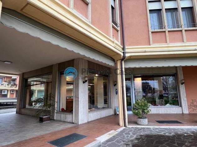MONTEGROTTO: negozio centrale con 6 vetrine, magazzino e garage - Foto 9