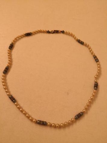 Collana girocollo con perle piccolissime di bigiotteria bianche con inserti.