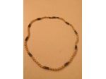Collana girocollo con perle piccolissime di bigiotteria bianche con inserti.