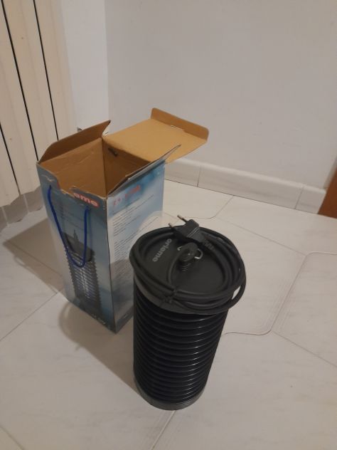 Elettrodomestico attira zanzare e genericamente insetti per sterminarli a scossa