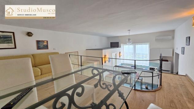 StudioMusco vende a Capri, su via Marina Grande, appartamento su due livelli.