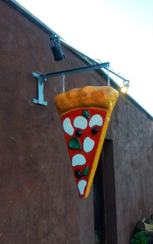 Insegna pizza: spicchio di pizza a bandiera in vetroresina luminosa a TARANTO