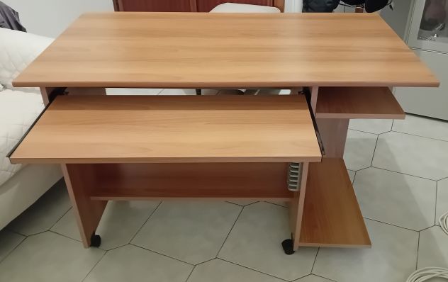 Scrivania da computer usata in  legno,  color noce biondo in ottime condizioni - Foto 2