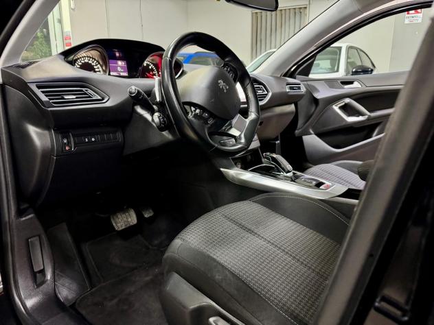 Peugeot 308 1.5 BlueHDi 130cv EAT8 Business 2021 - Foto 10
