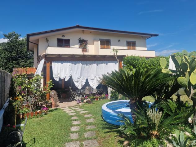 RONCHI, località Poveromo, a pochi minuti dal mare, proponiamo in vendita ampia porzione di villa bifamiliare composta di soggiorno luminoso, cucina a