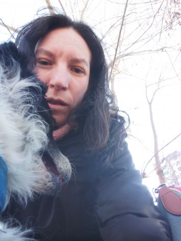 Coppia di donne con un cagnolino cercano lavoro con vitto e alloggio