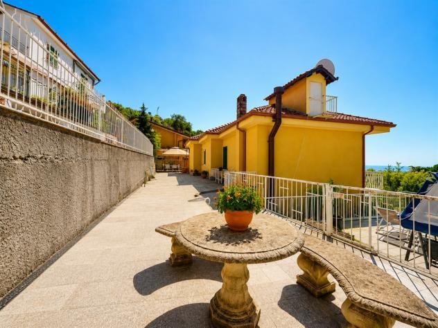 Confine Boissano-Loano ampio appartamento in villa bifamiliare
