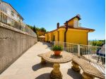 Confine Boissano-Loano ampio appartamento in villa bifamiliare