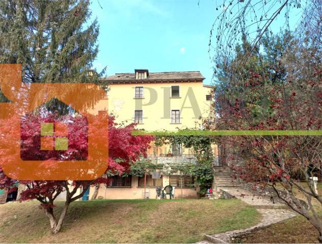 V000503 - VILLA CON PARCO E TERRENI