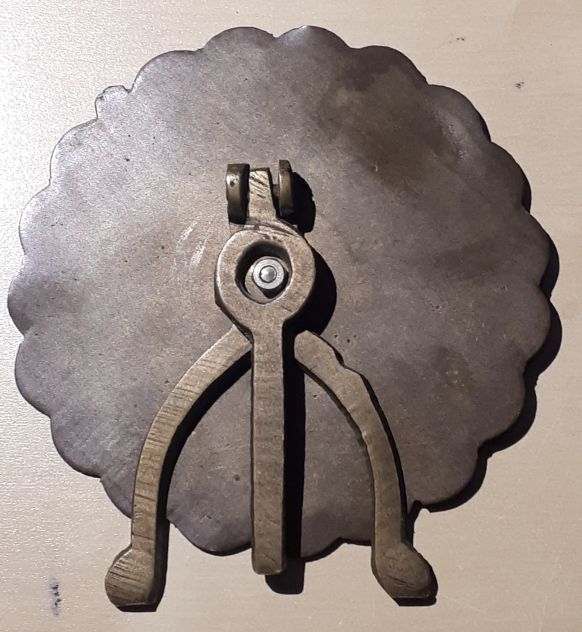 VECCHIO CALENDARIO PERPETUO DA TAVOLO IN METALLO LAVORATO A MANO. - Foto 3