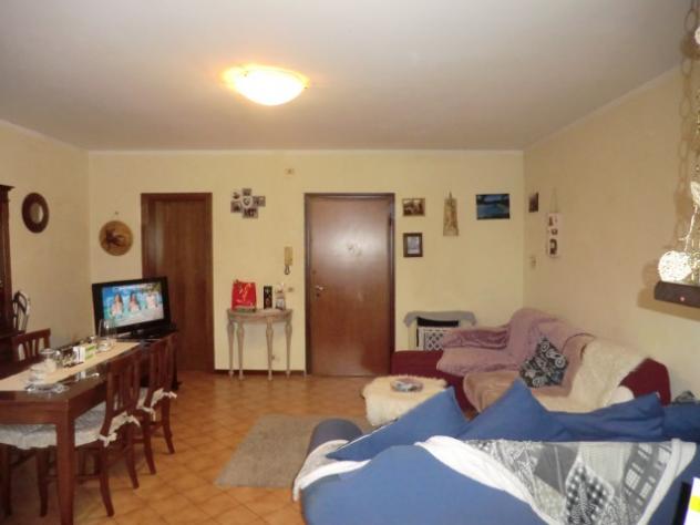 Capezzano in ottima posizione, appartamento sito al secondo piano con ingresso e angolo cottura,2 camere matrimoniali,bagno con vasca , ripostiglio e - Foto 3