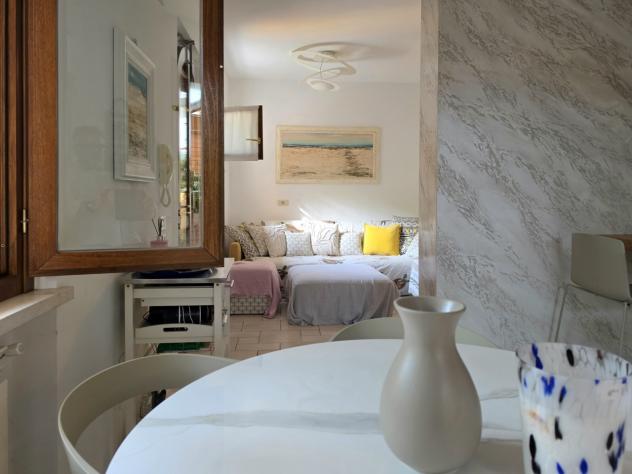 RONCHI, a soli 500 metri dal mare della Riviera Apuana, elegante villetta a schiera d'angolo con giardino su due lati e ampio pergolato. Disposta su t - Foto 13