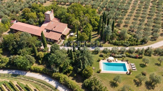 Edificio storico con piscina, annessi e terreno