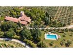 Edificio storico con piscina, annessi e terreno
