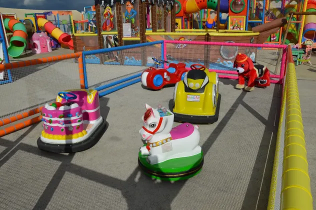 Circuito con Macchinine Elettriche per Bambini - Foto 8