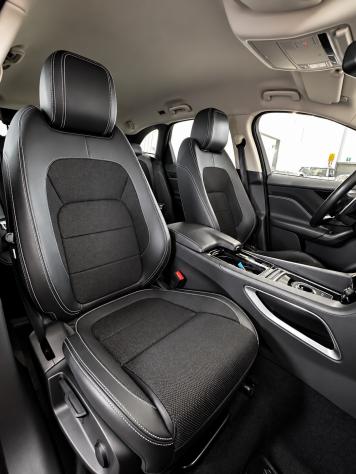 Jaguar F-Pace 3.0 D V6 300 CV AWD aut. R-Sport - Foto 6
