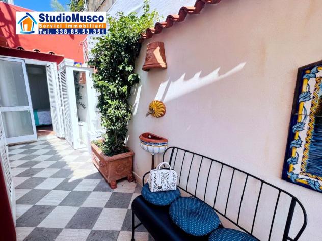 StudioMusco vende a Capri, in via Camerelle, la più prestigiosa strada dello shopping, introvabile appartamento con terrazzo a livello e vista panoram - Foto 7