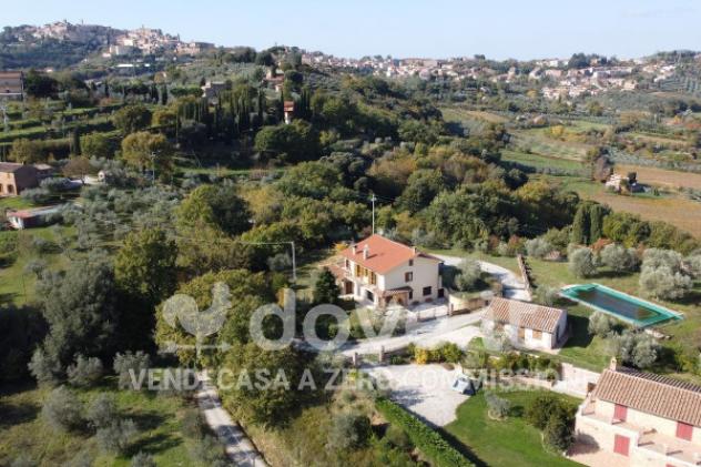 Rustico / Casale di 1050 m² con più di 5 locali e posto auto in vendita a Montepulciano - Foto 2