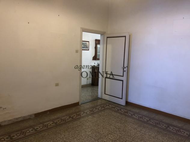 Immobile terratetto, da ristrutturare, disposto su due piani principali, oltre cantina e soffitta, con un gradevole giardino interno ed alcune pertine - Foto 9