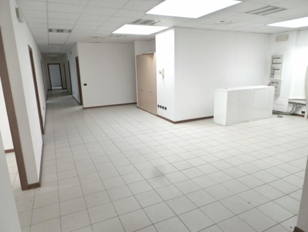 Spazioso ufficio cablato con parcheggio - Foto 4
