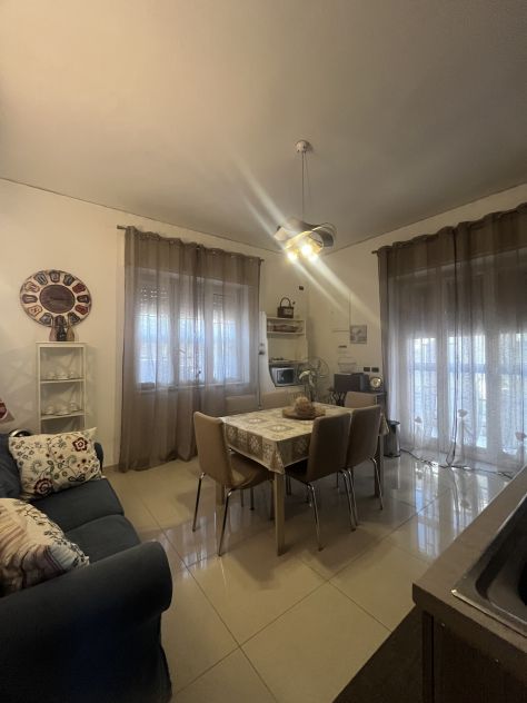 RIF. 526 FRONTE VILLAGGIO COPPOLA - APPARTAMENTO ARREDATO