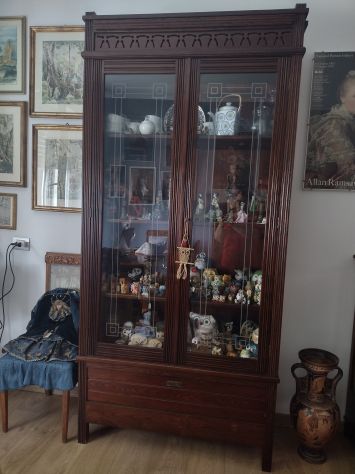 Vetrina di legno con ante a vetro