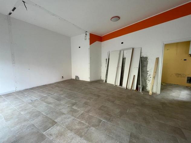 negozio con vetrina di 2 locali + antibagno e bagno.. libero subito - Foto 3