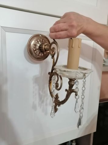 Coppia di vecchie applique funzionanti in ottone, ceramica, vetro e metallo. - Foto 2