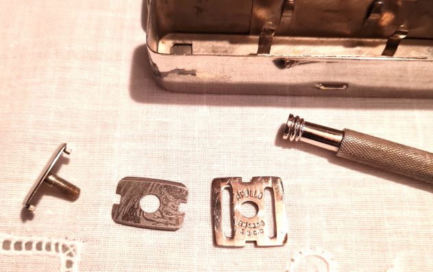 Antico rasoio Apollo Coupe-Cors di sicurezza francese degli anni '30 mezza tag